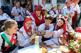 Marriage ceremony at Pyrohiv Museum