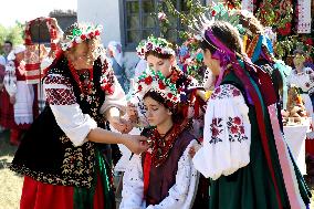 Marriage ceremony at Pyrohiv Museum