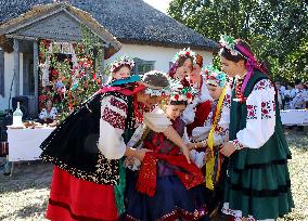 Marriage ceremony at Pyrohiv Museum