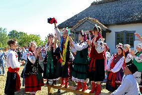 Marriage ceremony at Pyrohiv Museum