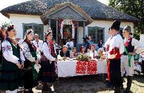 Marriage ceremony at Pyrohiv Museum