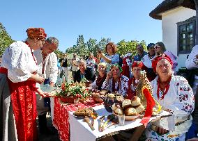 Marriage ceremony at Pyrohiv Museum