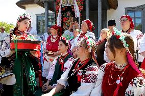 Marriage ceremony at Pyrohiv Museum