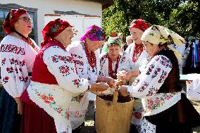 Marriage ceremony at Pyrohiv Museum