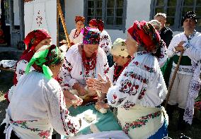 Marriage ceremony at Pyrohiv Museum