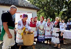 Marriage ceremony at Pyrohiv Museum