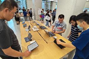 Huawei Mobile Advertising Appears in Front of The Apple Store in Shanghai