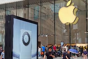 Huawei Mobile Advertising Appears in Front of The Apple Store in Shanghai