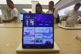 Customers Experience Huawei's Latest Foldable Phone Mate X5 in Hangzhou