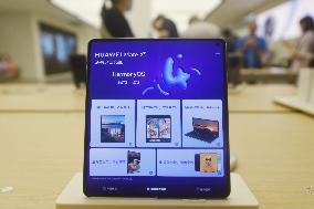 Customers Experience Huawei's Latest Foldable Phone Mate X5 in Hangzhou