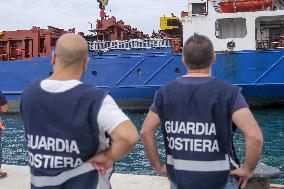 184 Migrants Arrive In The Port Of Salerno - Italy