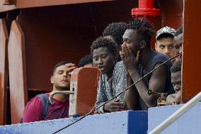 184 Migrants Arrive In The Port Of Salerno - Italy