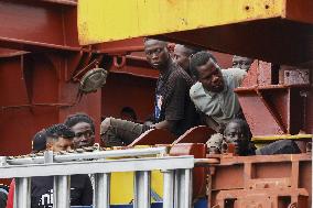 184 Migrants Arrive In The Port Of Salerno - Italy