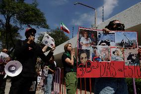 Iranian Community In Mexico, Protest At The Embassy Of The Islamic Republic Of Iran In Mexico City One Year After The Death Of M