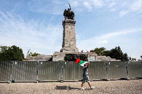 Opponents Of The Dismantling Of The Monument To The Soviet Army In Sofia.