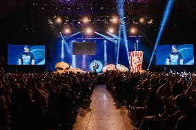 Stand-up Comedian Chris Tall With His Program Schönheit Braucht Platz!