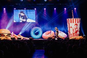 Stand-up Comedian Chris Tall With His Program Schönheit Braucht Platz!