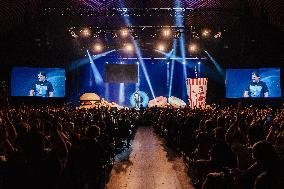 Stand-up Comedian Chris Tall With His Program Schönheit Braucht Platz!