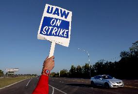 UAW Launches A Historic Strike Against All Big 3 Automakers - US