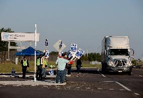 UAW Launches A Historic Strike Against All Big 3 Automakers - US