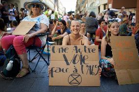Toulouse: Sit-In 'Mothers'Rebellion'