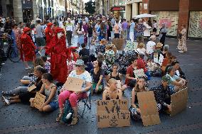 Toulouse: Sit-In 'Mothers'Rebellion'