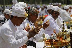 Gema Santi Puja 1008 Genta di Candi Prambanan