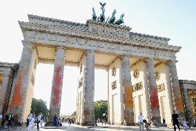 Berlin's Brandenburg Gate spray painted