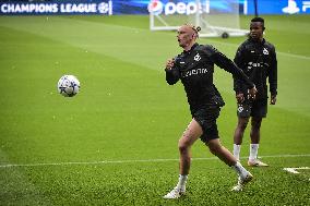 Borussia Dortmund training session - Paris