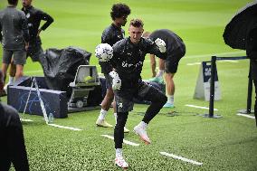 Borussia Dortmund training session - Paris