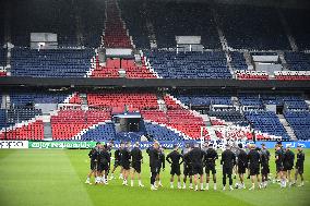 Borussia Dortmund training session - Paris