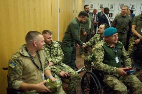 Zelensky Visits Wounded Ukrainian Soldiers In New York