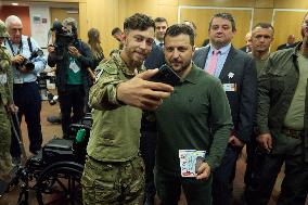 Zelensky Visits Wounded Ukrainian Soldiers In New York