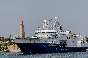 Geo Barents Arrives in Italy's Brindisi Port With 471 Migrants