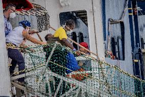 Geo Barents Arrives in Italy's Brindisi Port With 471 Migrants