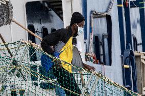 Geo Barents Arrives in Italy's Brindisi Port With 471 Migrants