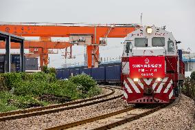 CHINA-SHANGHAI-FREIGHT TRAIN-50-FOOT CONTAINER (CN)
