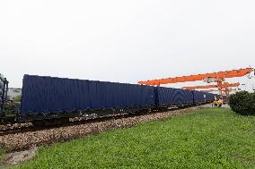 CHINA-SHANGHAI-FREIGHT TRAIN-50-FOOT CONTAINER (CN)