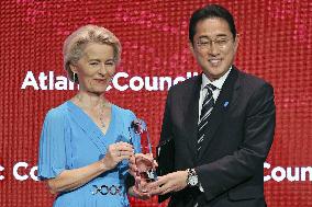 Japan PM Kishida gets award from U.S. think tank