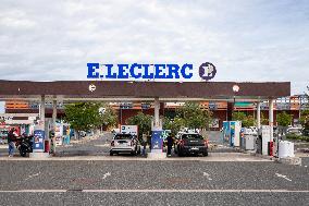 French Large Retailers Refuse To Sell Fuel At A Loss