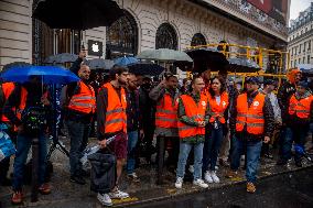 Apple France Workers On Strike During iPhone 15 Launch - Paris