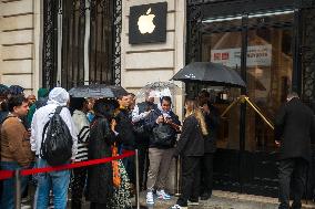 Apple France Workers On Strike During iPhone 15 Launch - Paris