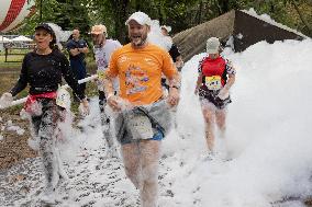 (SP) HUNGARY-BUDAPEST-OBSTACLE COURSE RUN