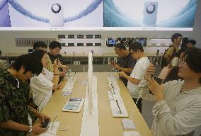 Customer Experience Huawei Mate60 Phone in Hangzhou