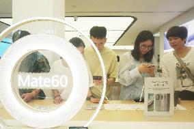 Customer Experience Huawei Mate60 Phone in Hangzhou