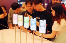 Customers Experience iPhone 15 Series at Apple's fFagship Store in Shanghai