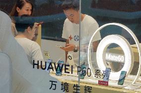 Customers Learn About Mate60 Phones in Yantai