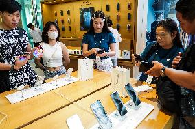 Apple Store In Thailand Shelves Hits IPhone 15