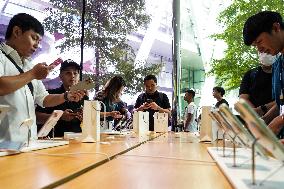 Apple Store In Thailand Shelves Hits IPhone 15