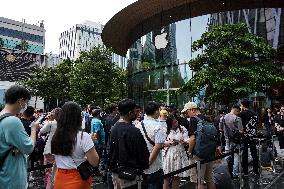 Apple Store In Thailand Shelves Hits IPhone 15